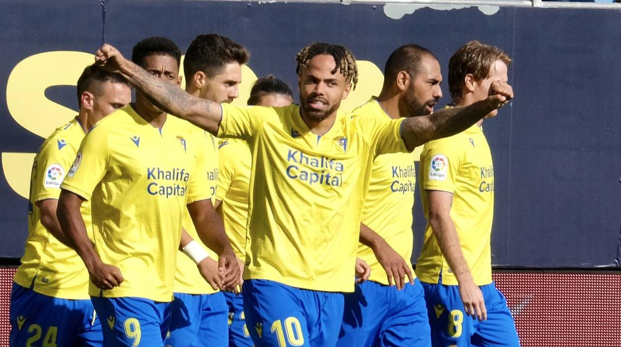 Los jugadores del Cádiz celebran uno de los tantos ante el Atlético de Madrid