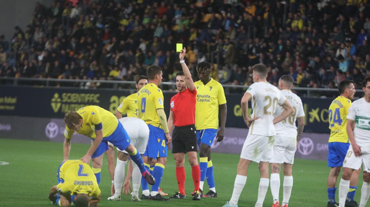 Del Cerro Grande muestra una amarilla durante el partido