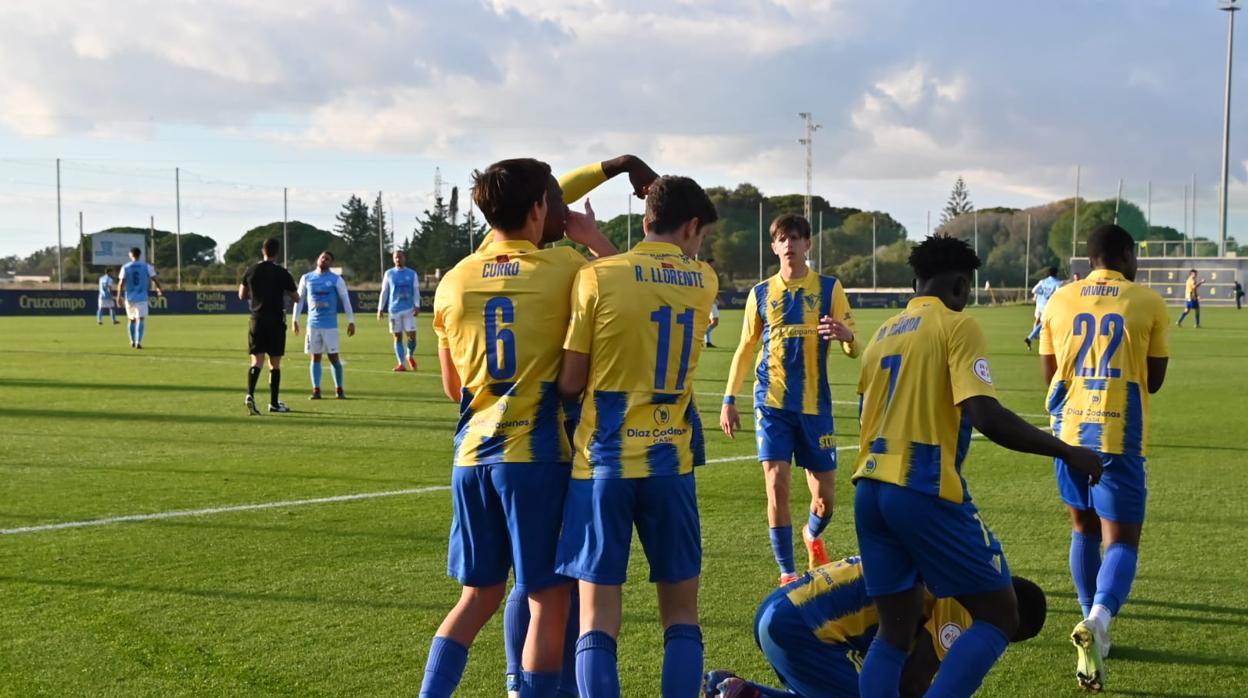 Los jugadores del Mirandilla celebran uno de los tantos ante El Ejido