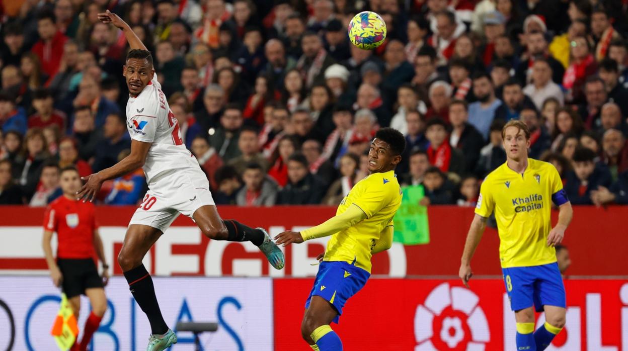 Los jugadores del Cádiz en una acción ante el Sevilla