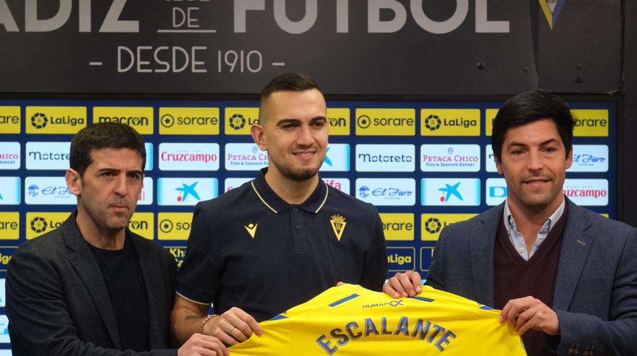 Juanjo Lorenzo, Escalante y Borja Lasso en la presentación del jugador