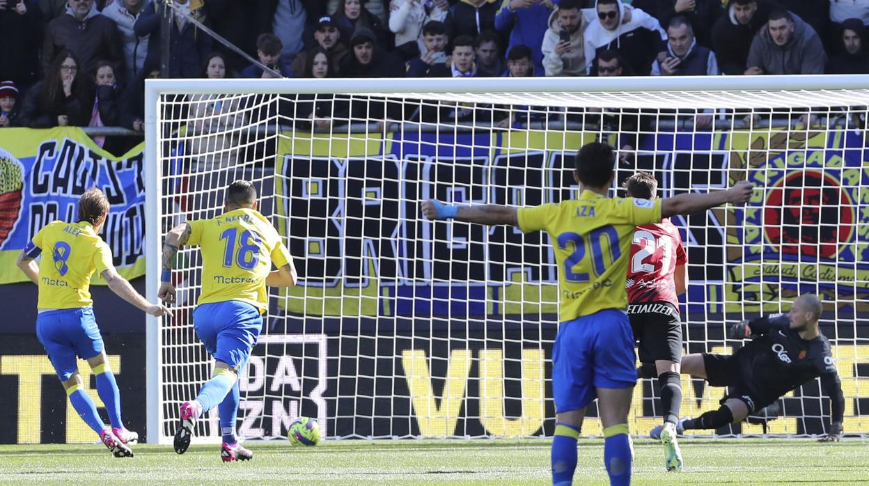 Álex sentenció el partido de penalti.