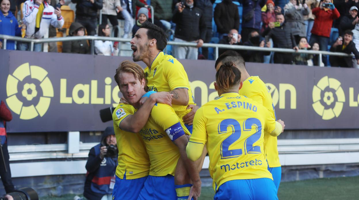 Los jugadores del Cádiz abrazan a Álex Fernández