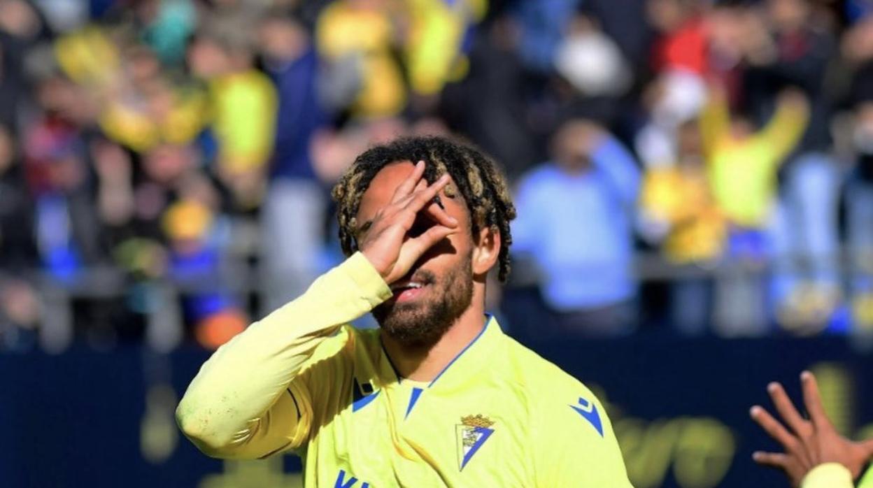 Thèo Bongonda celebra el primer gol amarillo ante el Mallorca