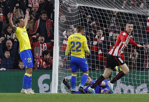 Sancet celebra uno de los goles al Cádiz CF este viernes.