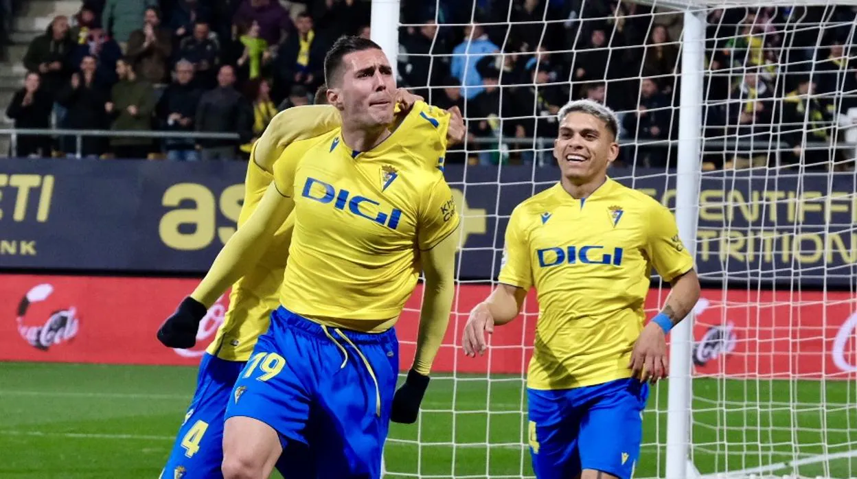 Sergi Guardiola celebra su primer tanto como amarillo