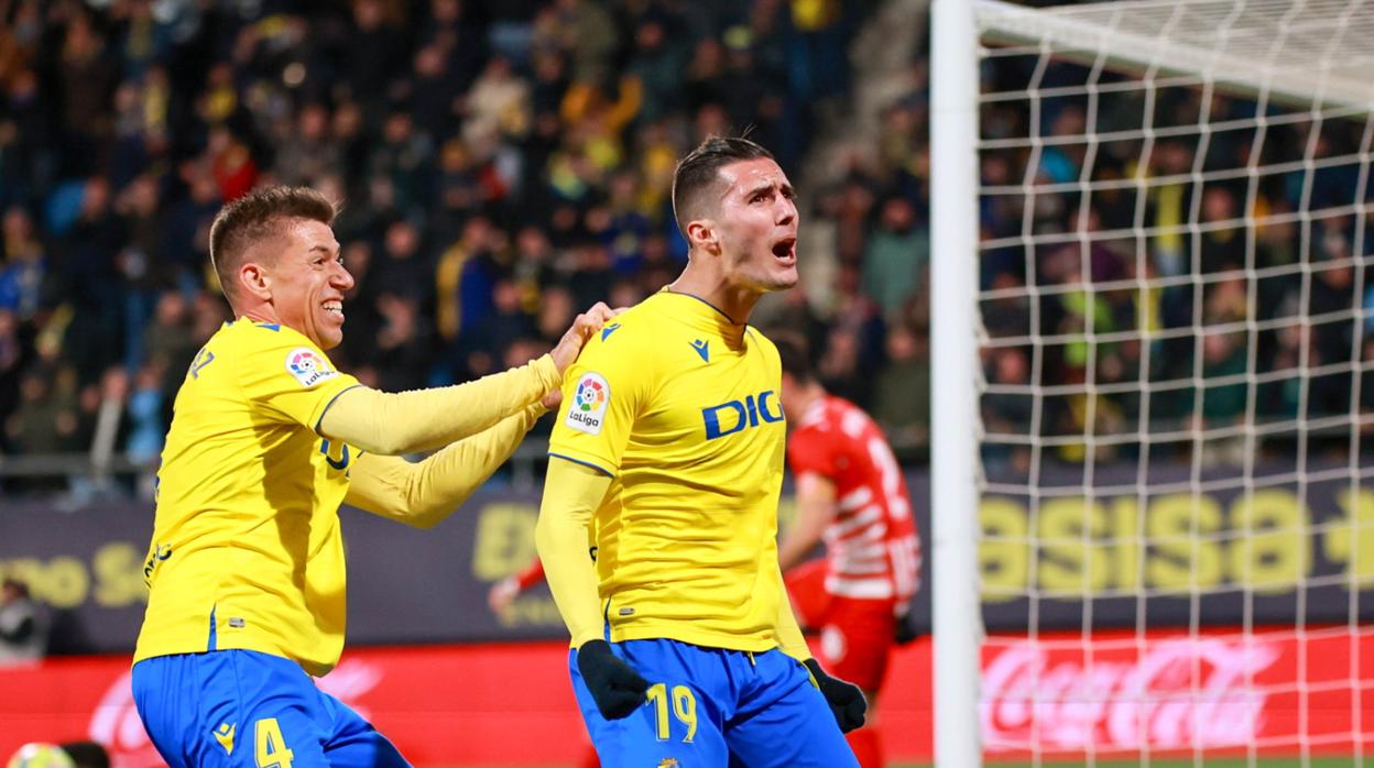 Guardiola celebra su primer gol con el Cádiz