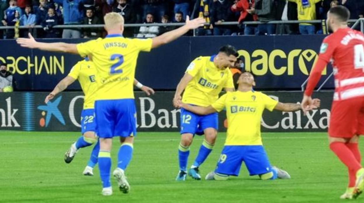 Santiago Arzamendia celebra su único tanto como jugador amarillo