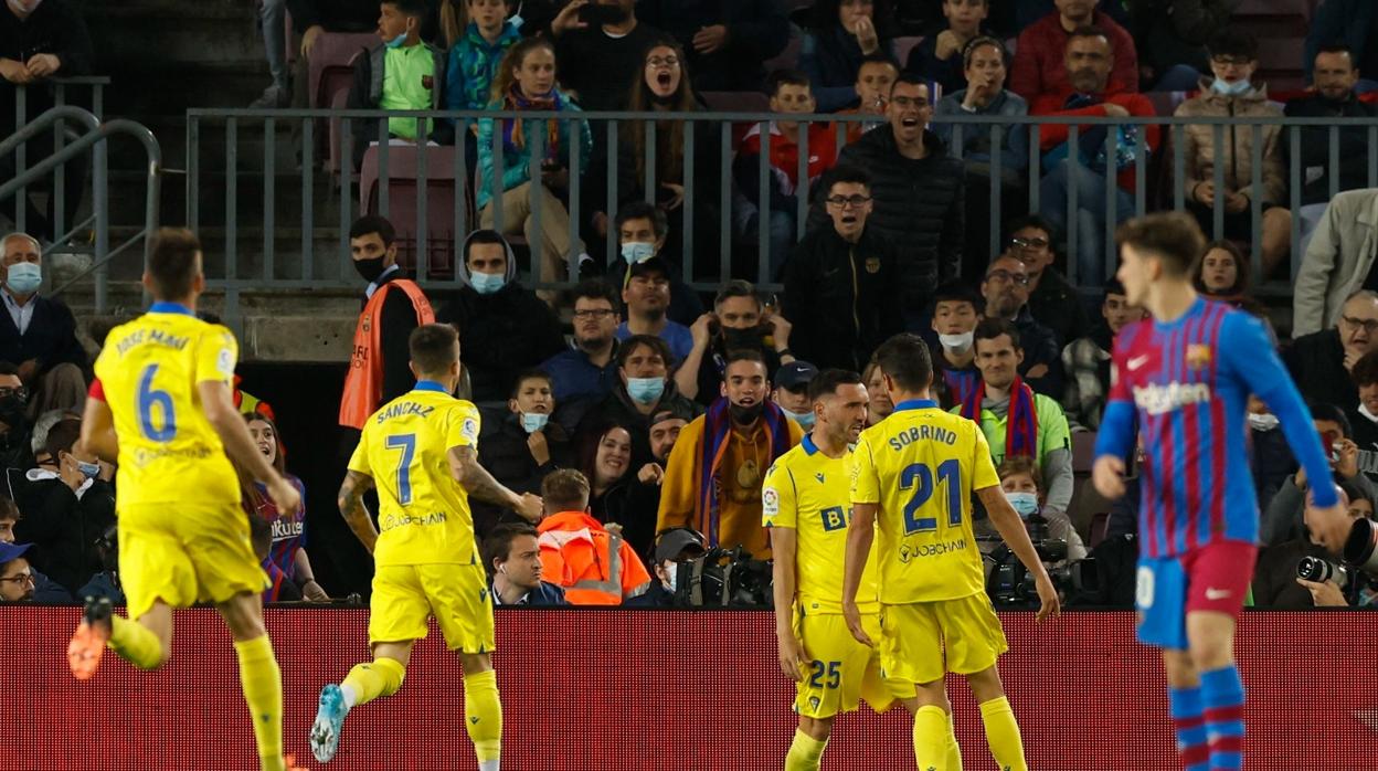 José Mari, Salvi y Sobrino corren a celebrar el gol de Lucas Pérez la liga pasada en el Nou Camp.