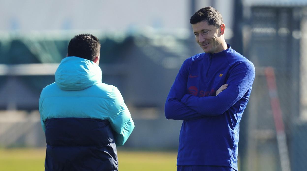 El delantero polaco del FC Barcelona, Robert Lewandoski conversa con su entrenador, Xavi Hernández