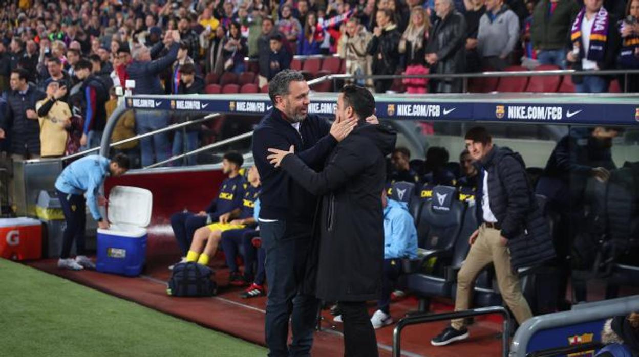 Sergio y Xavi se saludan antes del partido