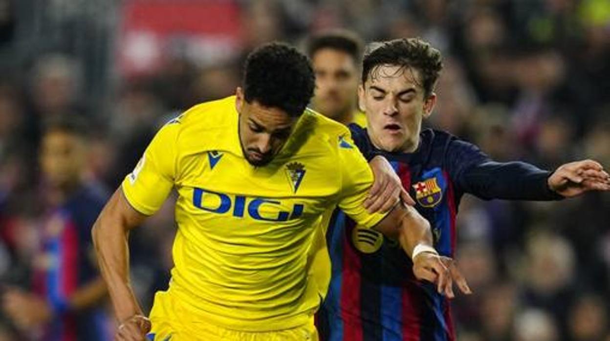 Chris Ramos ante Gavi en el partido del Camp Nou