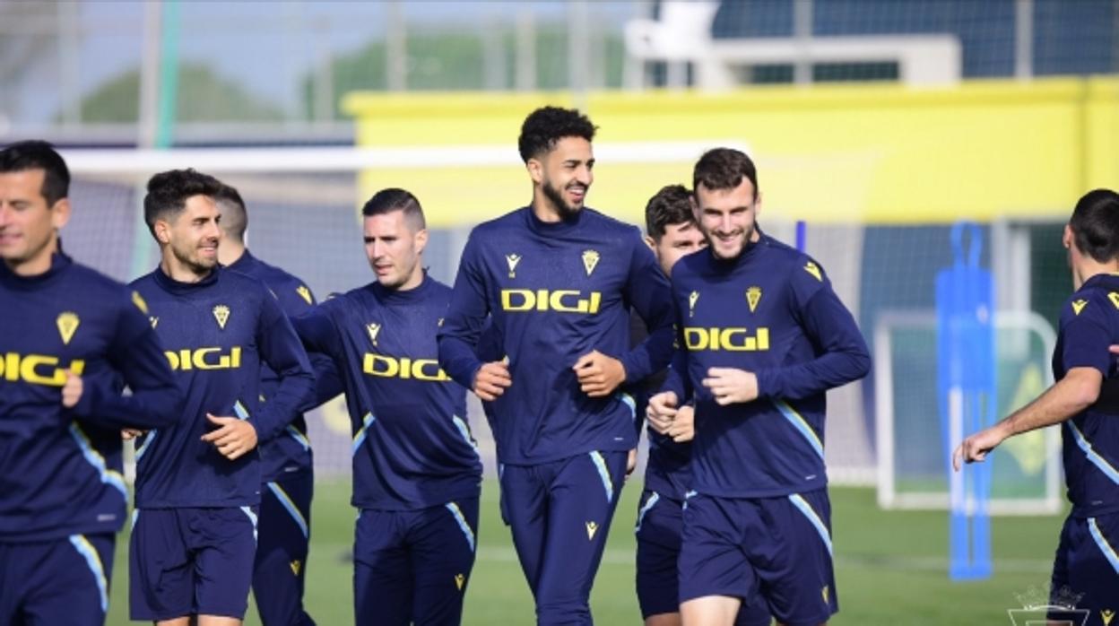 Sergi Guardiola con sus compañeros en el entrenamiento