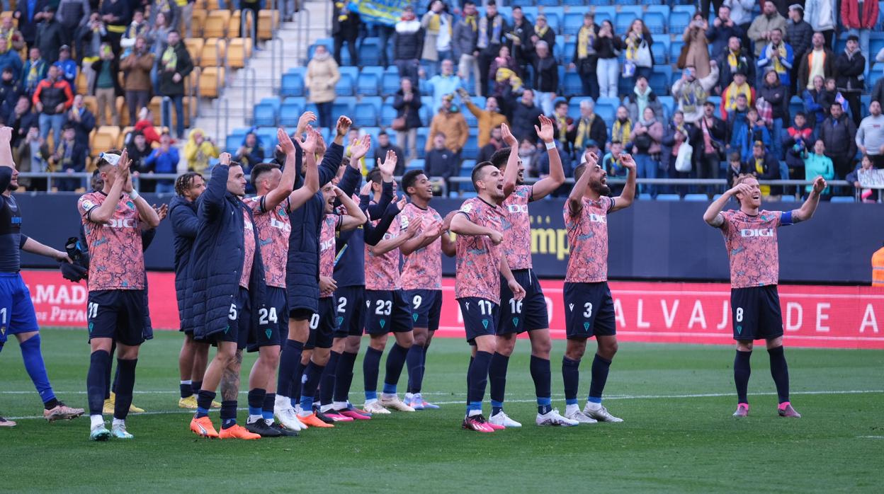 Los jugadores del Cádiz celebran la victoria ante el Rayo Vallecano