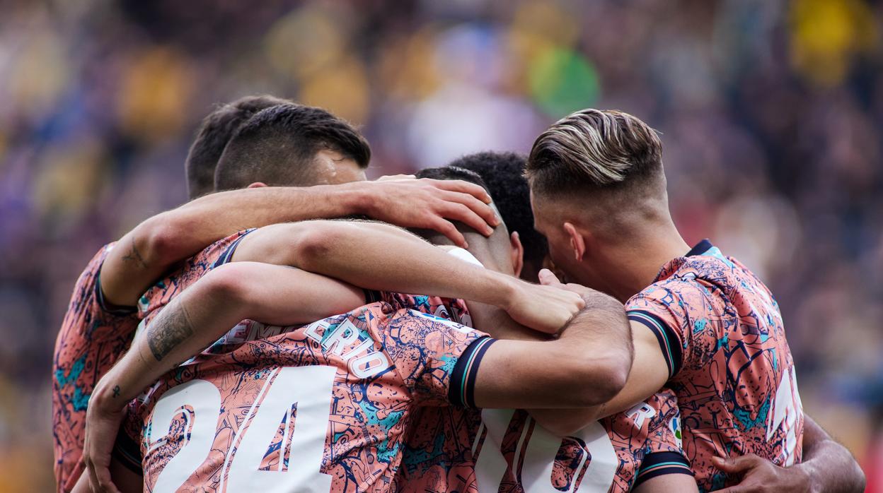 Los hombres de Sergio celebran el gol de guardiola.