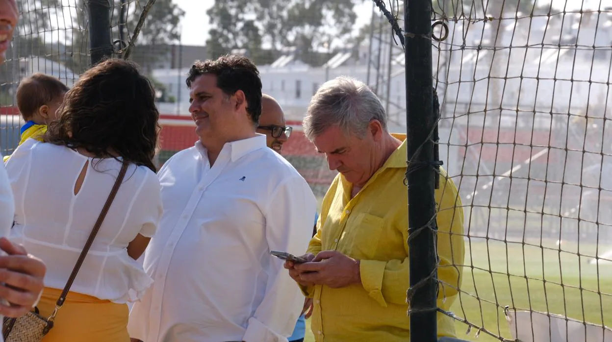Manuel Vizcaíno, presidente del Cádiz CF, junto al vicepresidente cadista Rafael Contreras.