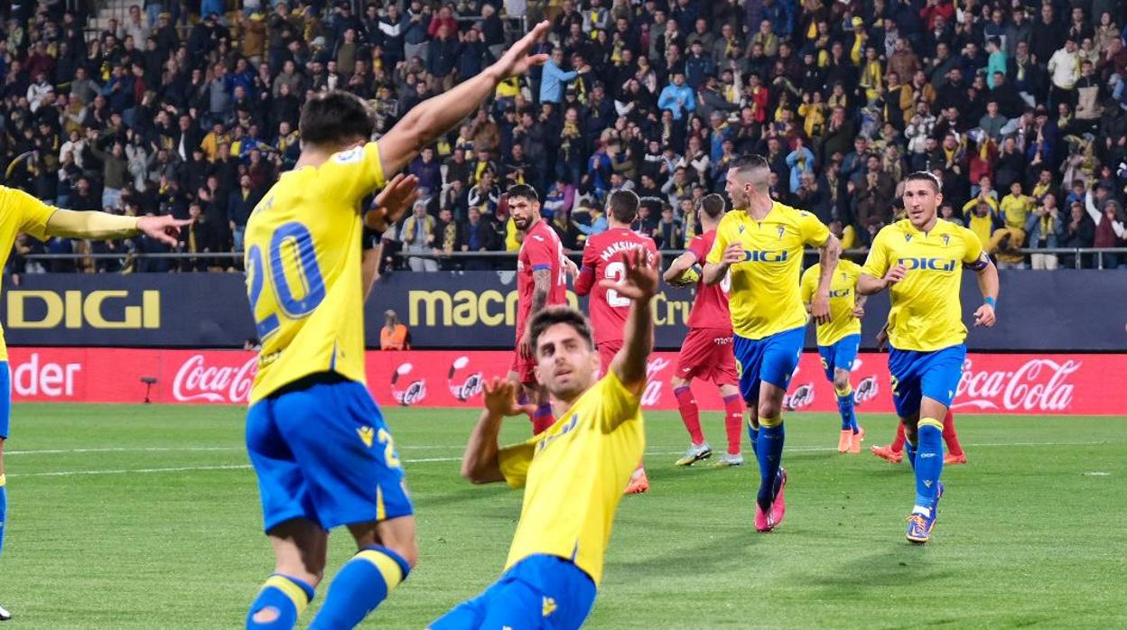 Rubén Sobrino celebra el tanto que abría la lata