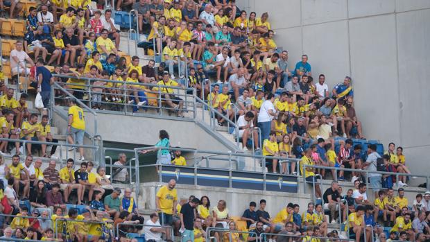 Las peñas convocan una protesta arbitral antes y durante el Cádiz - Sevilla