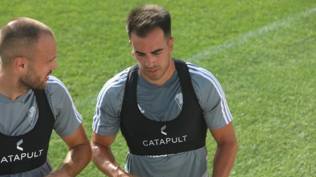 Jurado defiende a los defensas y aconseja al Cádiz CF «marcar más goles» para no quejarse