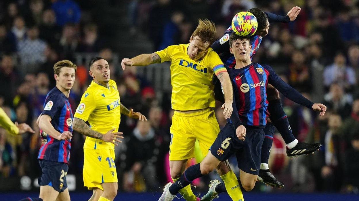 Álex Fernández sí fue titular en el Camp Nou ante el Barça.