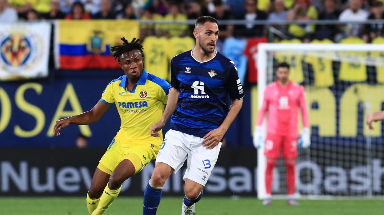 El central bético Víctor Ruiz durante el Villarreal - Betis.