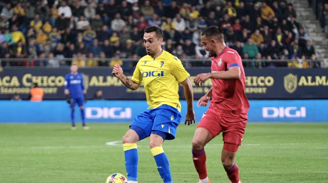 Escalante da un pase en un encuentro ante el Getafe en el que le pitaron un gol en contra.