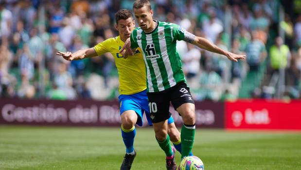 Competición desestima las alegaciones por Canales y lo castiga con un partido; dos para Ruibal