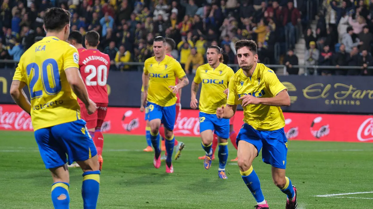 Sobrino celebra con Iza su gol al Getafe esta temporada en el Estadio Carranza.