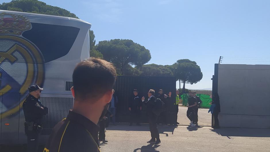 (VÍDEO) El Real Madrid, aclamado en su llegada al Aeropuerto de Jerez