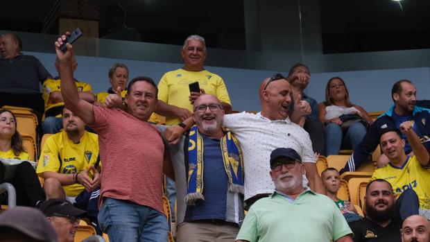 Entradas a 25 euros para los abonados del Cádiz CF en Cornellá