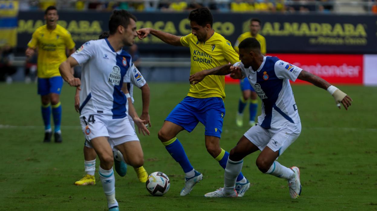 Brian Oliván durante el Cádiz - Espanyol de la primera vuelta de la competición.