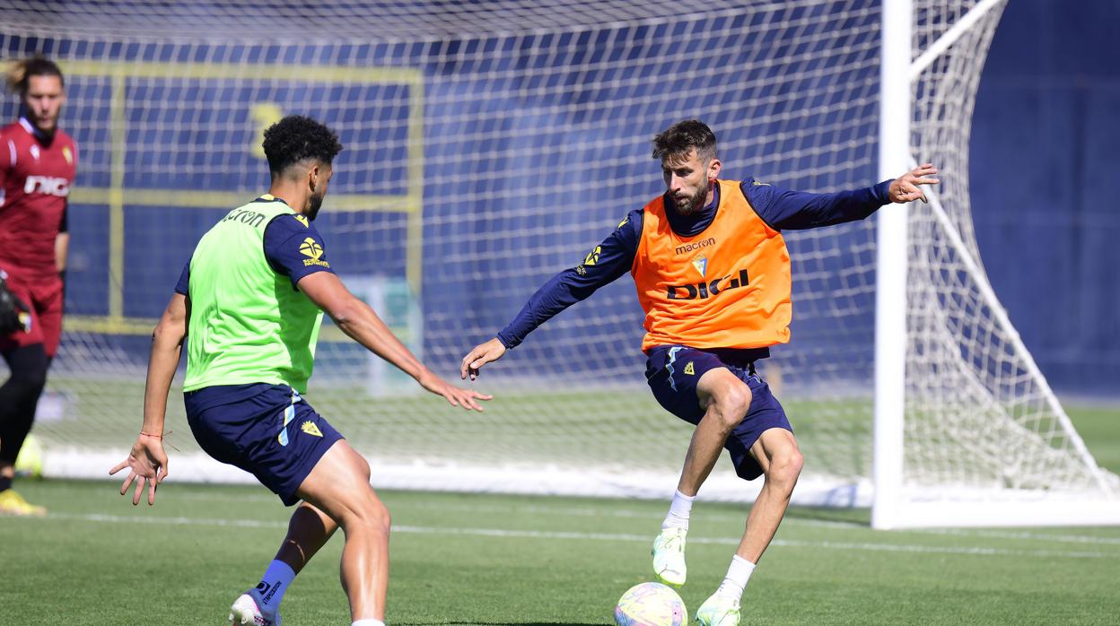 josé mari, ante chirs ramos, en un entrenamiento.