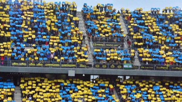 Lleno en la grada y aliento todo el partido