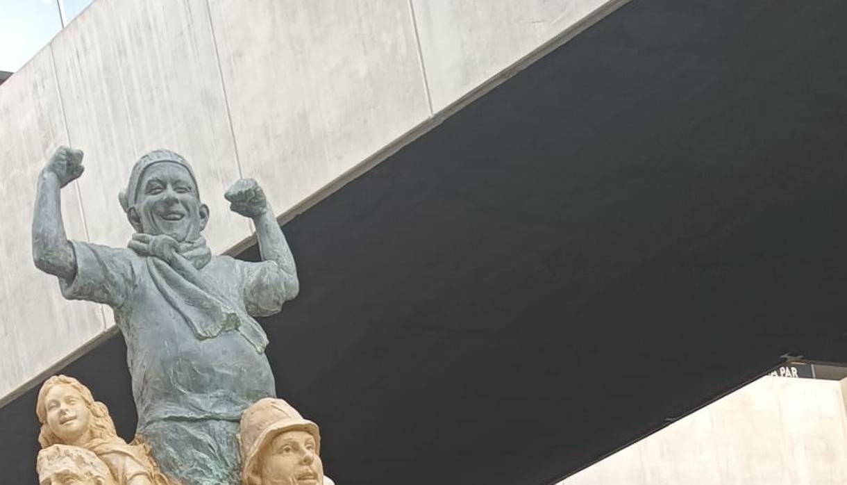 Aficionados del Cádiz limpian el monumento frente a la puerta de Tribuna