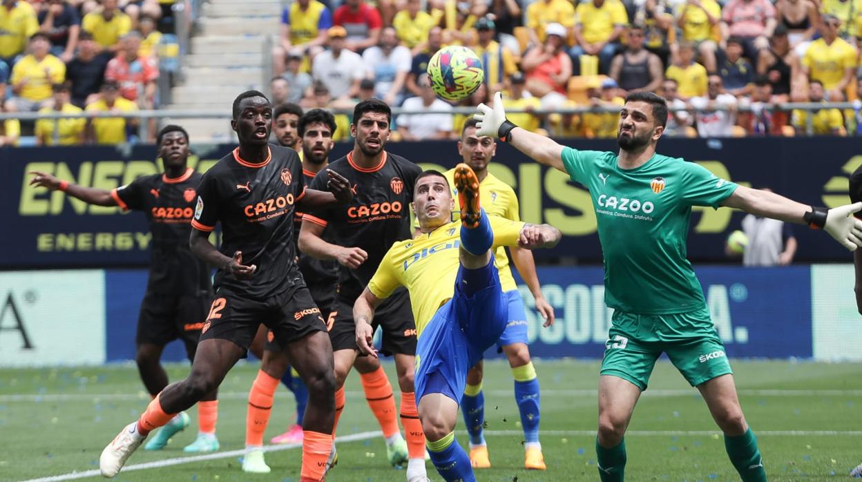 Una acción del partido ante el Valencia