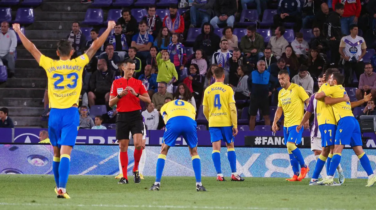El Cádiz CF jugó un viernes por la noche en Valladolid y así consiguió su primera victoria de la temporada.