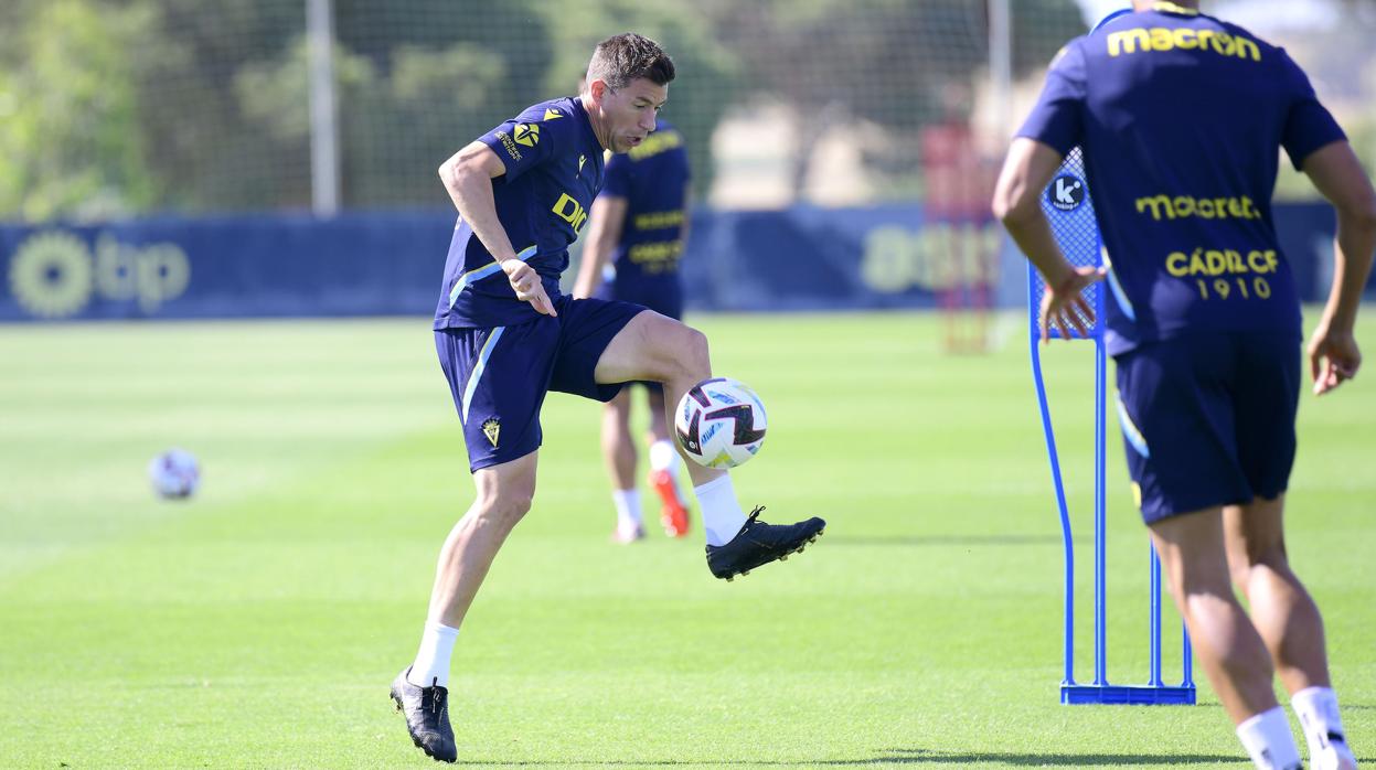 RubénAlcaraz controla un balón durante un entrenamiento del equipo.