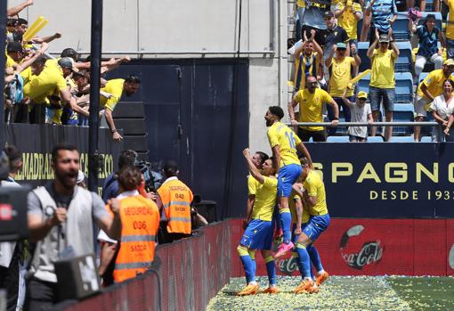 El Estadio Carranza es una fiesta cuando juega el Cádiz CF en este final de la temporada.