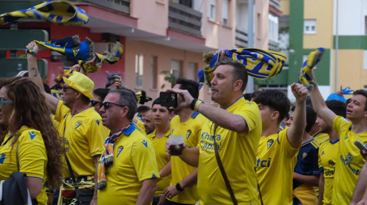 Aficionados amarillos en la previa del Cádiz - Valladolid