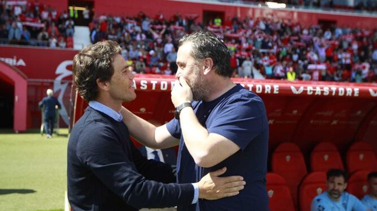 Rubi y Sergio se saludan antes de un Almería - Cádiz