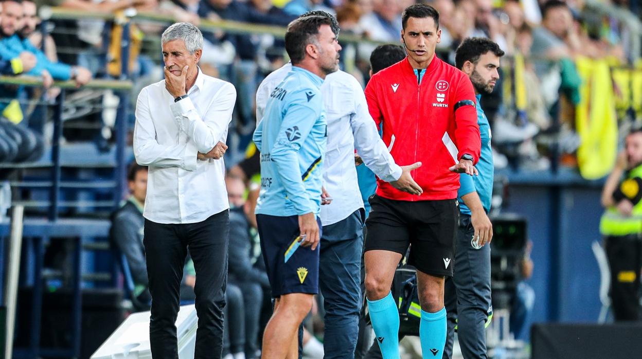 Quique Setién en su banquillo