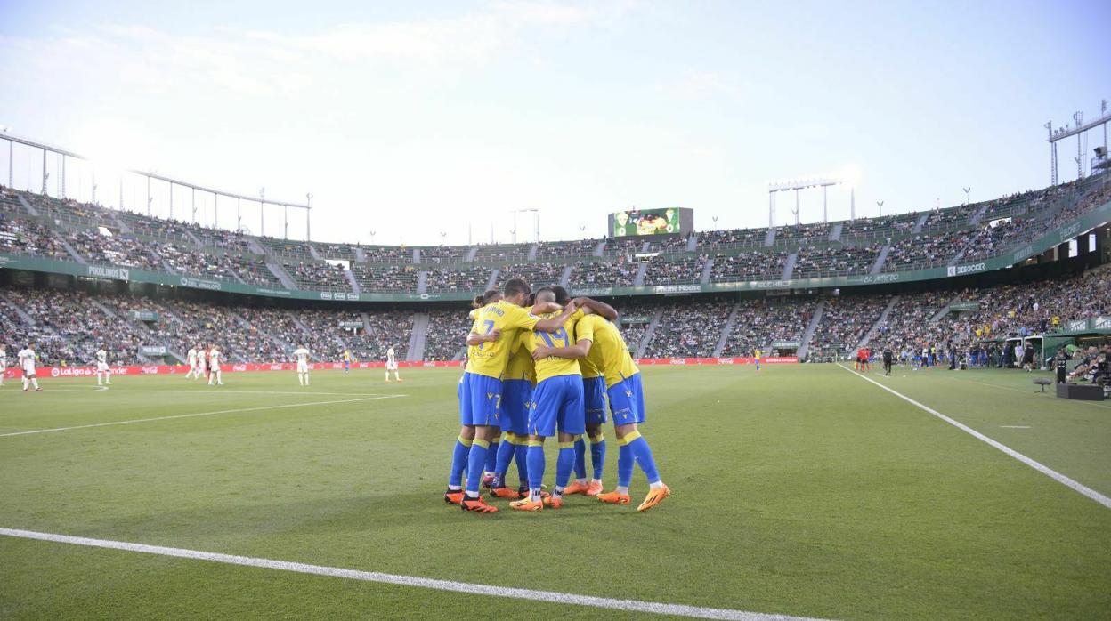 El cádiz acabo felizmente la temporada en elche.