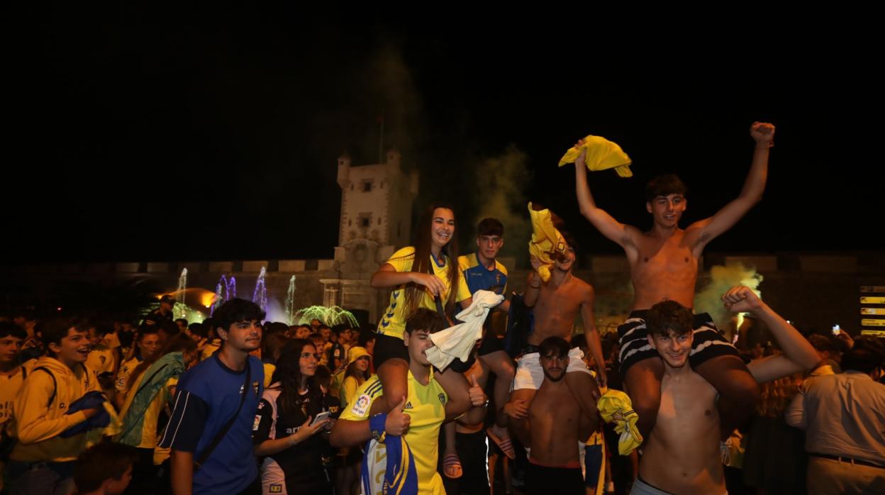 Jóvenes aficionados celebran la permanencia