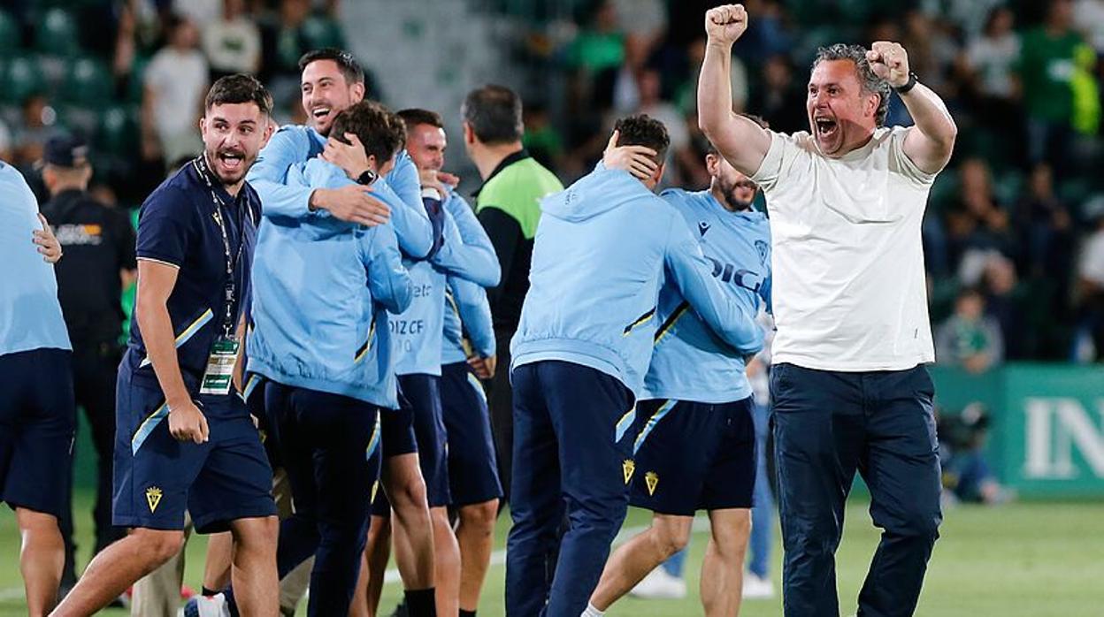 Sergio celebra la permanencia en Elche