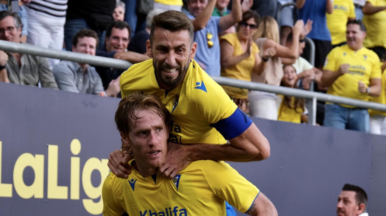 José Mari celebra con Álex un gol del Cádiz CF.