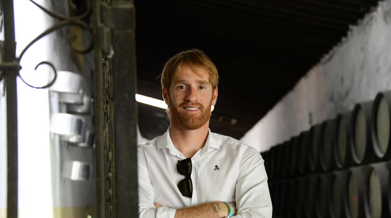 Álex, en una bodega jerezana, el día de la celebración de la permanencia.