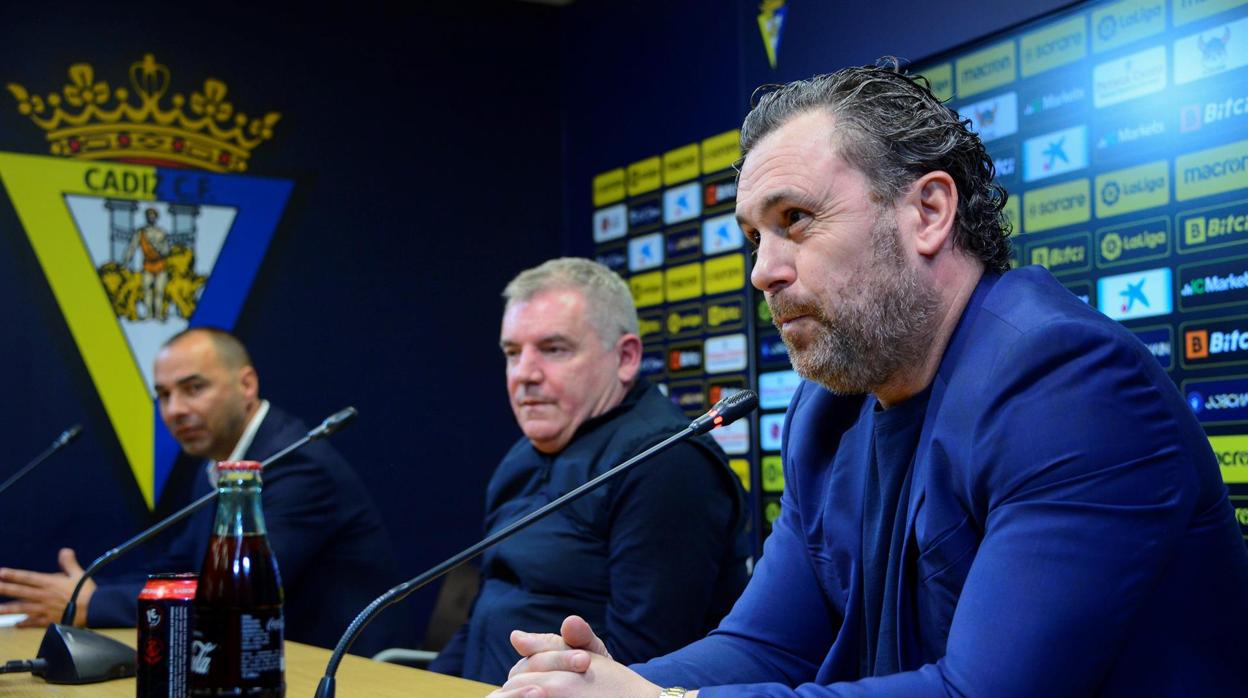 Jorge cordero, Manuel Vizcaíno y Sergio, en la presentación del técnico hace un año y medio.