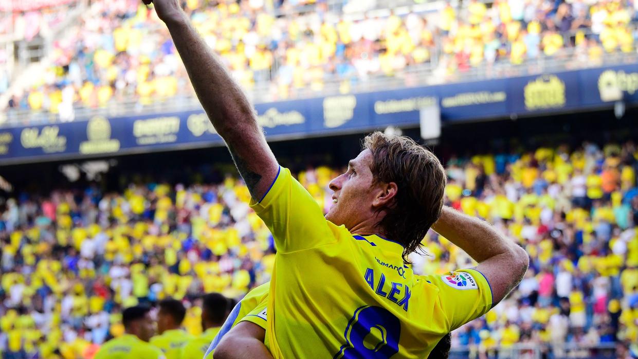 álex celebra un gol con el cádiz cf.