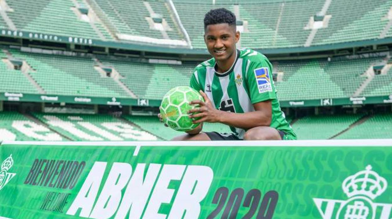 Abner Vinicius en su presentación con el Betis