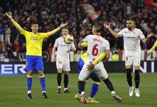 Rubén Alcaraz durante el Sevilla - Cádiz.